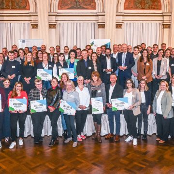 Sie freuten sich über die Anerkennung ihrer Arbeit, v.l.: Staatsminister Armin Schwarz, Hess. Ministerium für Kultus, Bildung und Chancen, Christian Bolduan, Barbara Kreuter-Hiller, Michael Rausch, Staatssekretär Umut Sönmez, Dr. Felix Heusler, Vizepräsident der Hessischen Industrie- und Handelskammer