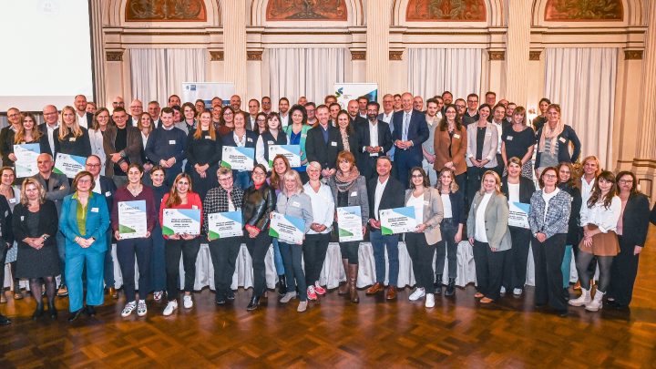 Sie freuten sich über die Anerkennung ihrer Arbeit, v.l.: Staatsminister Armin Schwarz, Hess. Ministerium für Kultus, Bildung und Chancen, Christian Bolduan, Barbara Kreuter-Hiller, Michael Rausch, Staatssekretär Umut Sönmez, Dr. Felix Heusler, Vizepräsident der Hessischen Industrie- und Handelskammer